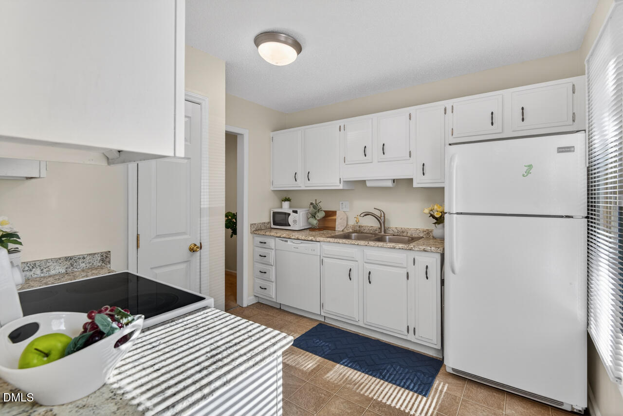 704 Benchmark Drive Raleigh, NC 27615 - Photo 9 of 39 Kitchen