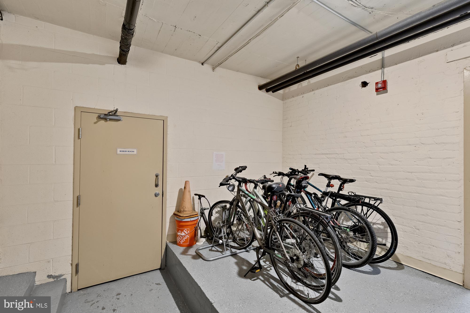 3022 Wisconsin Avenue Northwest, Unit 208 Washington, DC 20016 - Photo 22 of 24 a view of a garage