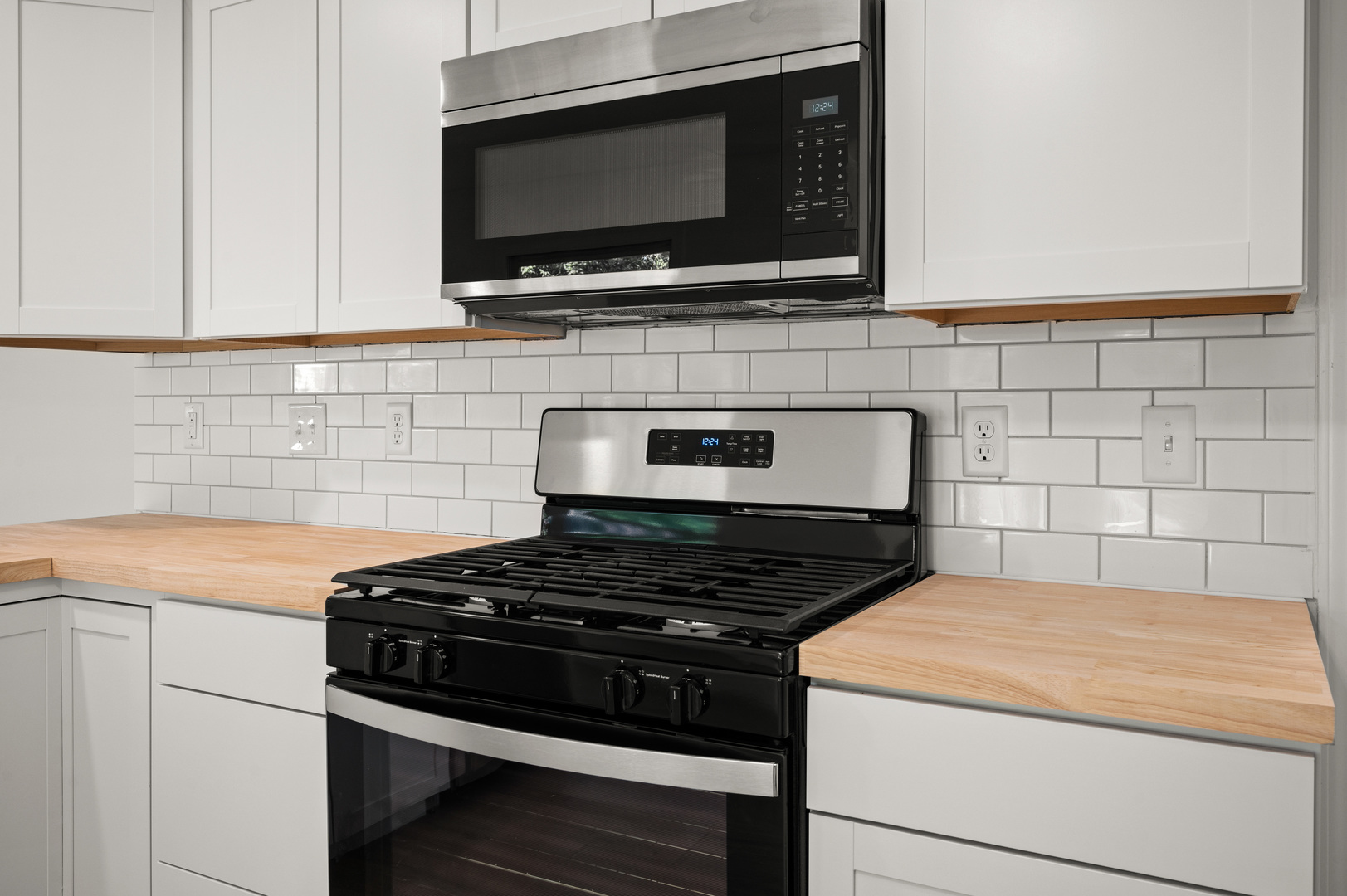649 Fox Hollow Court DeKalb, IL 60115 - Photo 16 of 38 a kitchen with a stove and a microwave
