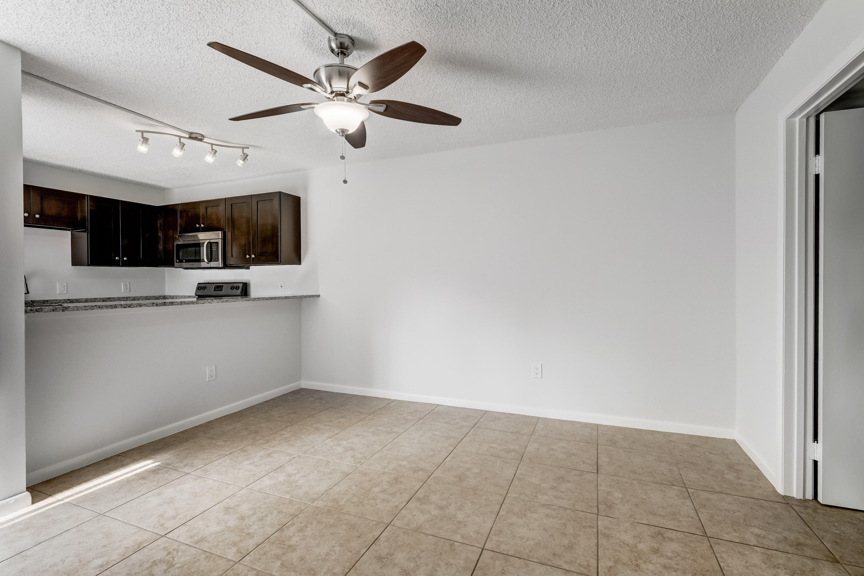 825 Center Street, Unit 2C Jupiter, FL 33458 - Photo 13 of 27 25_dsc07359_60_61_62_63