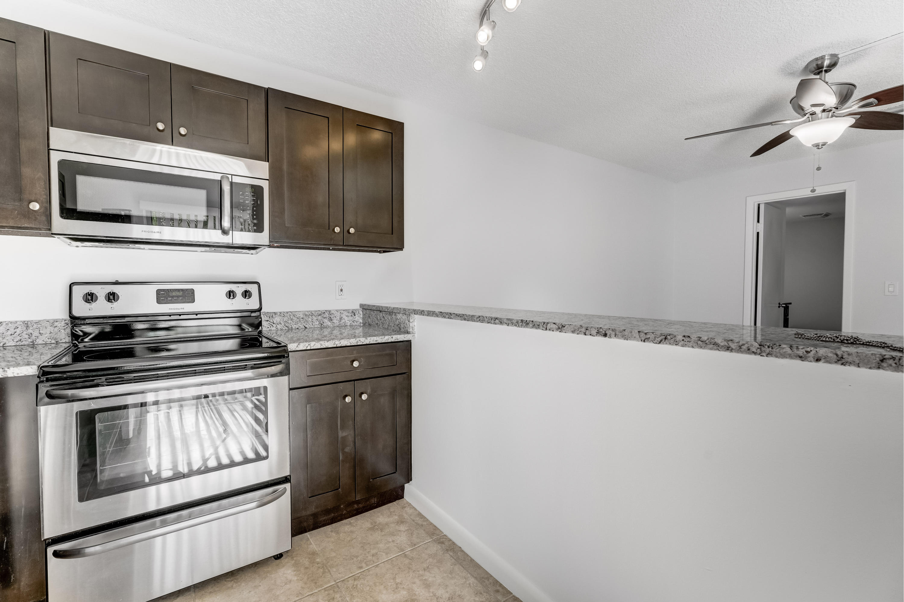825 Center Street, Unit 2C Jupiter, FL 33458 - Photo 3 of 27 30_dsc07389_90_91_92_93