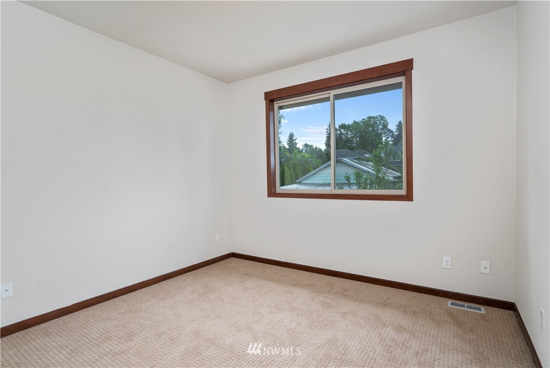 1317 North 40th Street Renton, WA 98056 - Photo 26 of 40 an empty room with a window