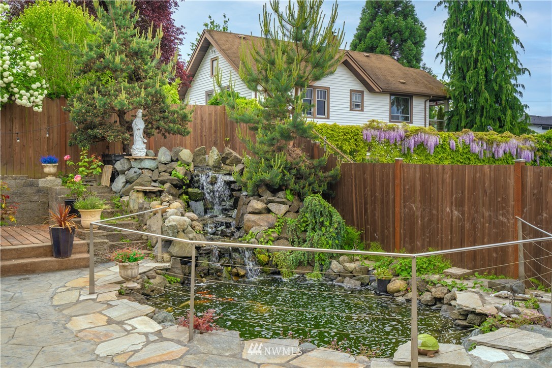 1317 North 40th Street Renton, WA 98056 - Photo 4 of 40 a front view of a house with a garden