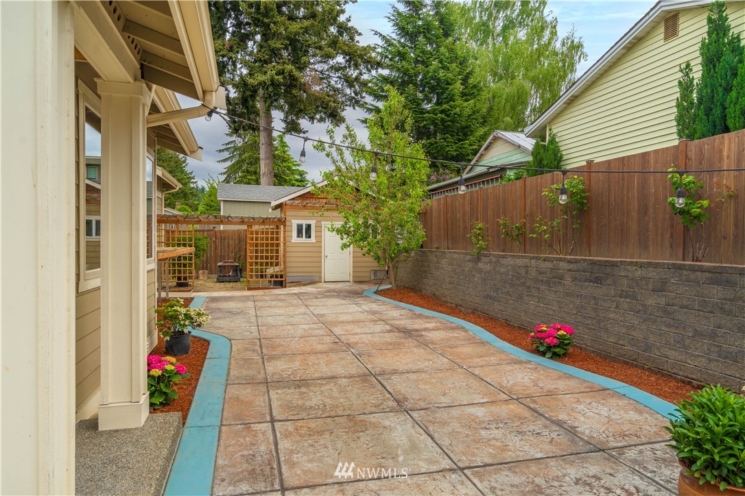 1317 North 40th Street Renton, WA 98056 - Photo 6 of 40 a backyard of a house with seating space