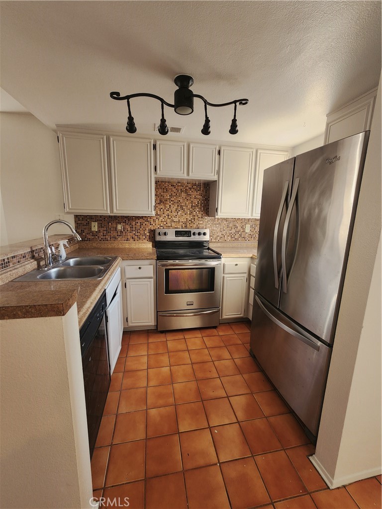 2551 Kings View Circle Spring Valley, CA 91977 - Photo 2 of 26 Kitchen