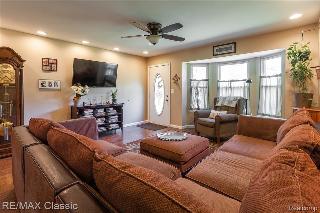 6370 North Ridge Road Canton, MI 48187 - Photo 3 of 36 Living room