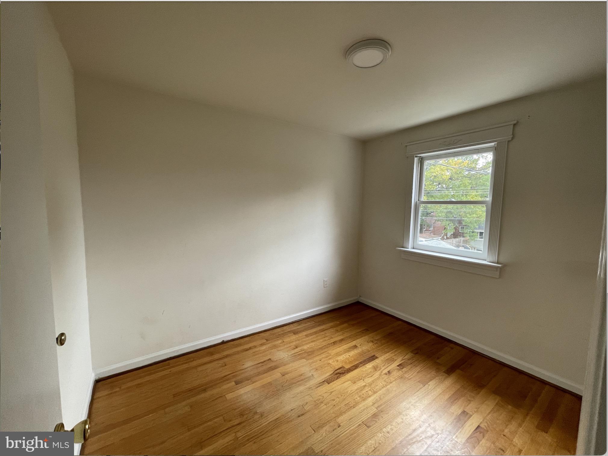 507 South Fayette Street Alexandria, VA 22314 - Photo 8 of 13 South upstairs bedroom.