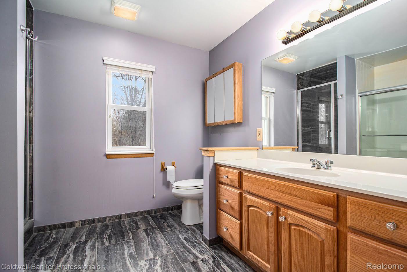 1797 Gilsam Avenue Rochester, MI 48309 - Photo 9 of 21 Primary Bathroom w/Stall Shower and Full Bathtub