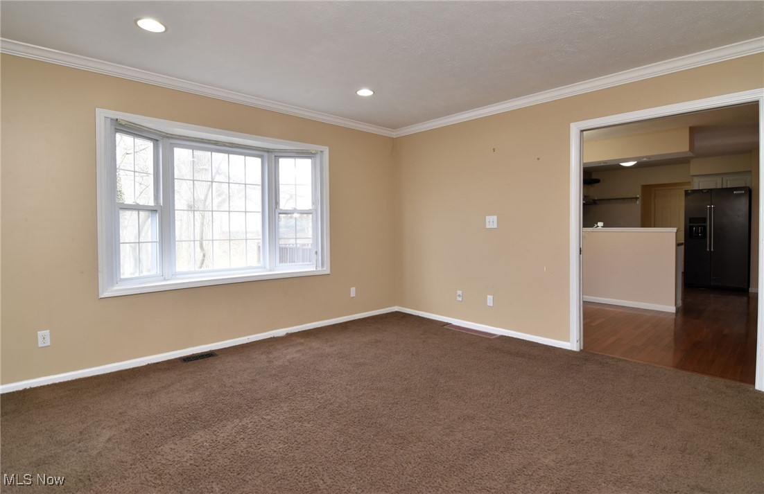 4985 Corliss Road Cleveland, OH 44124 - Photo 7 of 33 Family room looking into kitchen