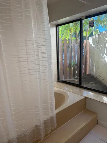 $1,600 | 631 Executive Center Drive, Unit K101, West Palm Beach, FL 33401