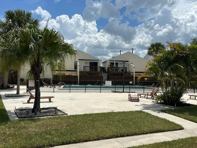 $1,600 | 631 Executive Center Drive, Unit K101, West Palm Beach, FL 33401