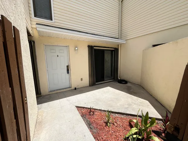 $1,600 | 631 Executive Center Drive, Unit K101, West Palm Beach, FL 33401
