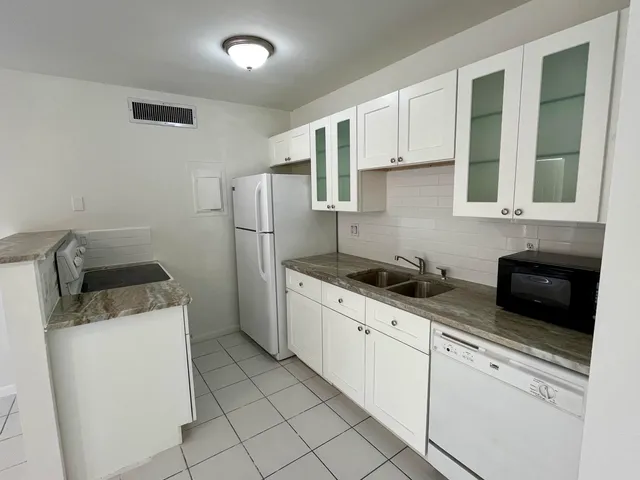 $1,600 | 631 Executive Center Drive, Unit K101, West Palm Beach, FL 33401