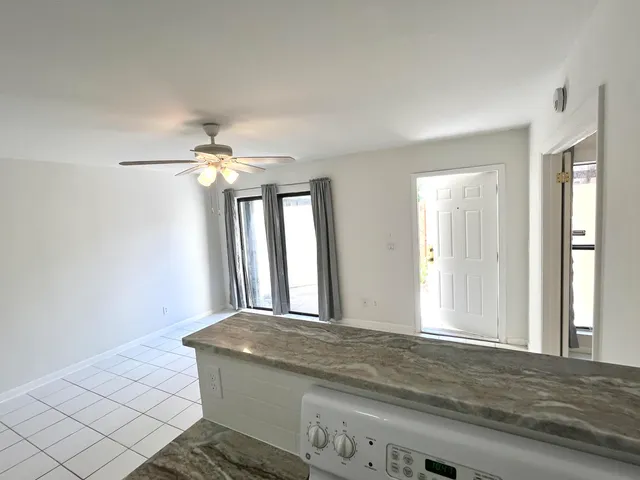 $1,600 | 631 Executive Center Drive, Unit K101, West Palm Beach, FL 33401
