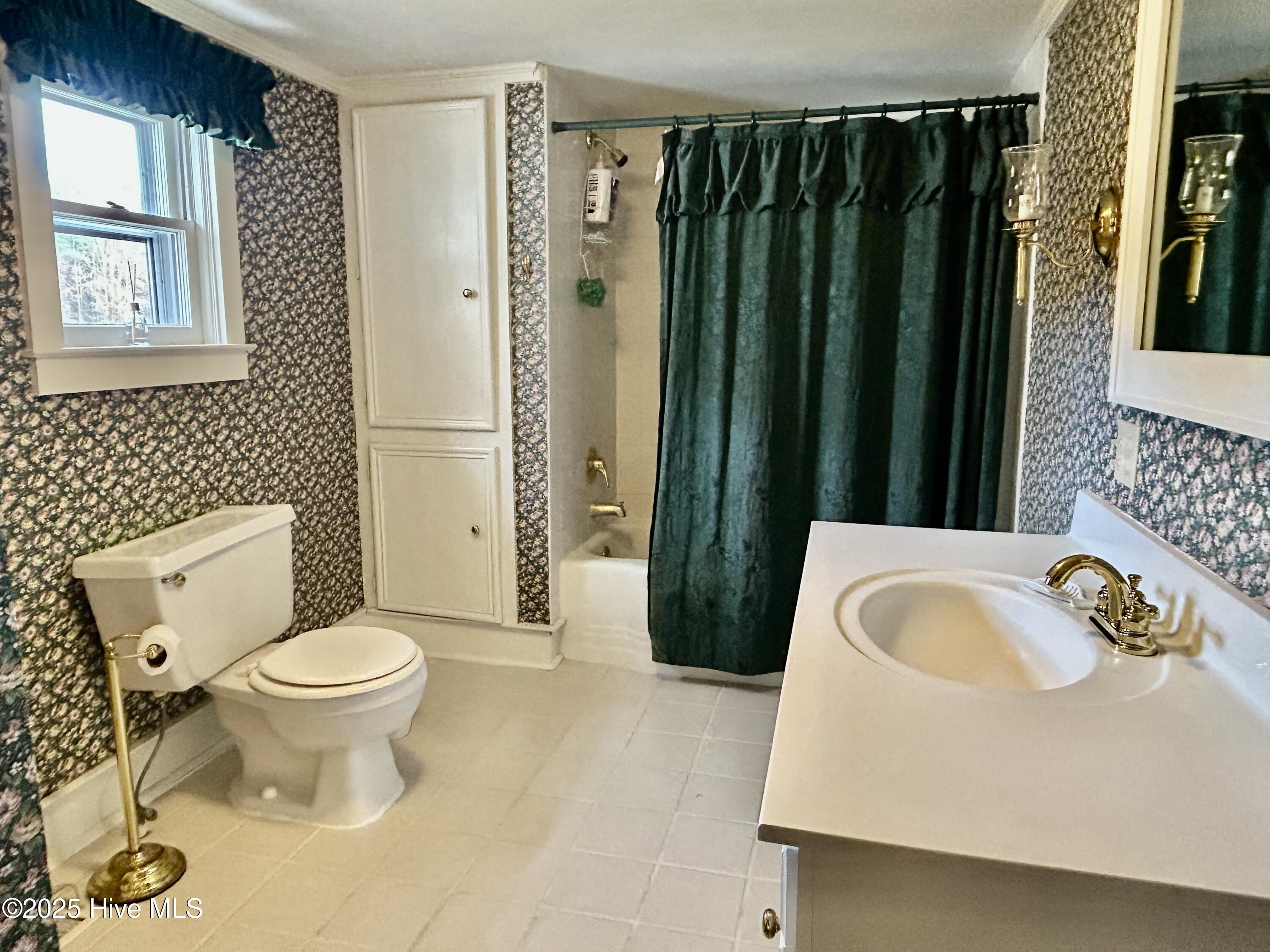 248 Highway 305 Windsor, NC 27983 - Photo 31 of 57 large downstairs full bath