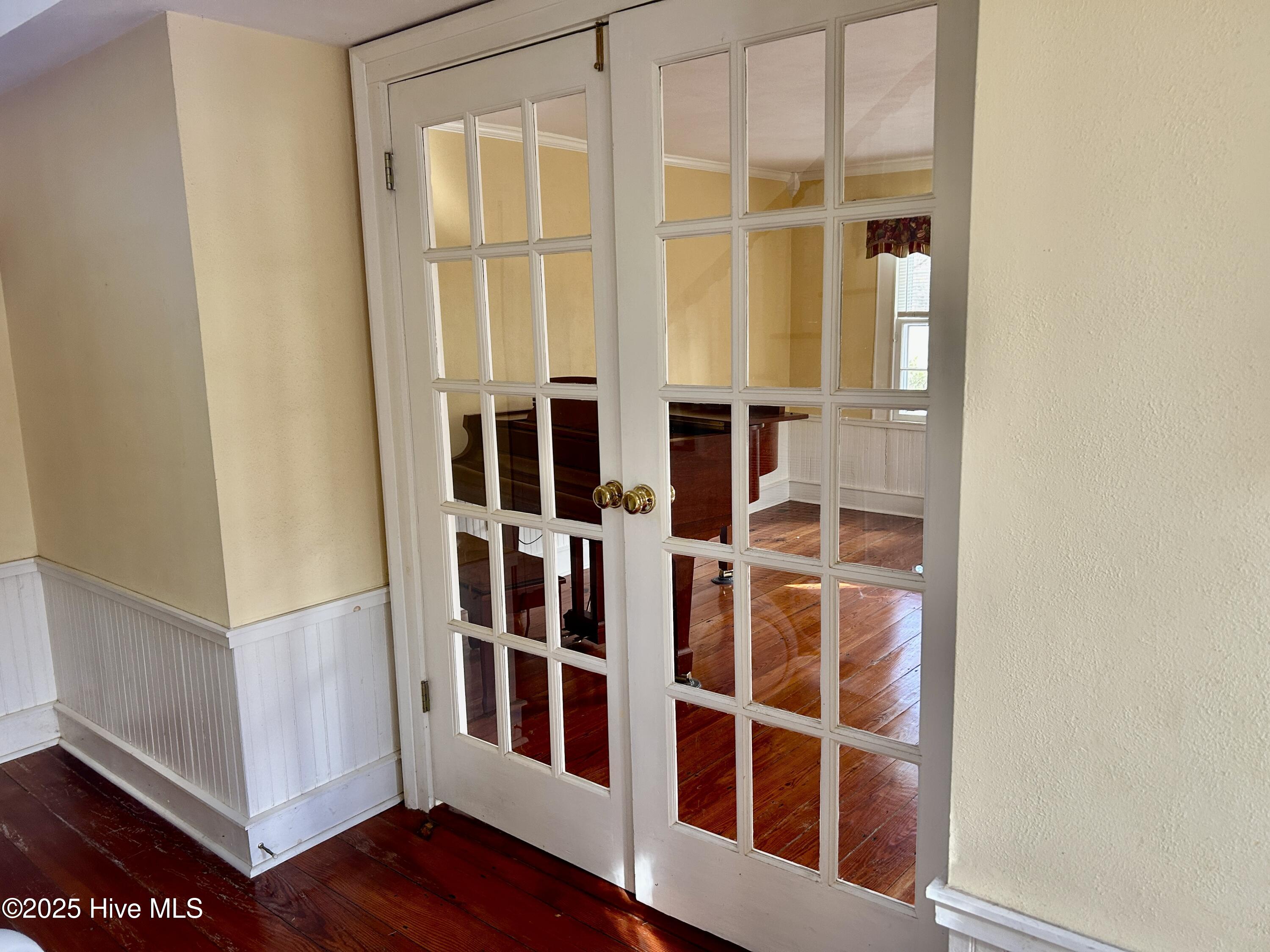 248 Highway 305 Windsor, NC 27983 - Photo 10 of 57 entry to living room