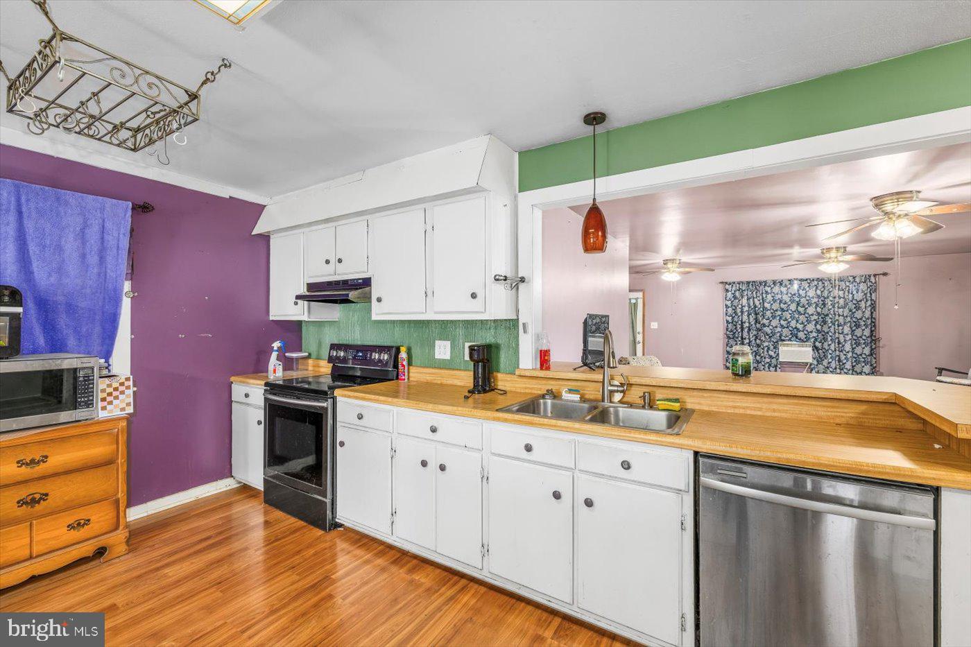 17437 Frog Level Road Ruther Glen, VA 22546 - Photo 11 of 41 Kitchen Views Family Room