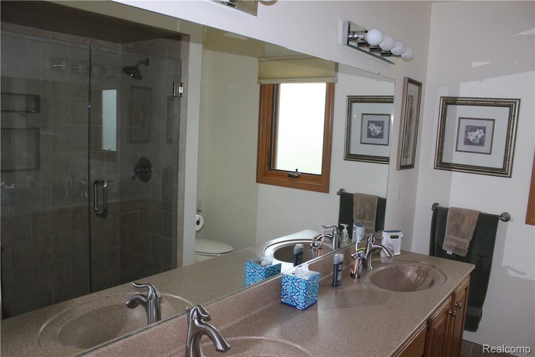 1099 Grandview Drive Rochester, MI 48306 - Photo 25 of 33 Bathroom 2