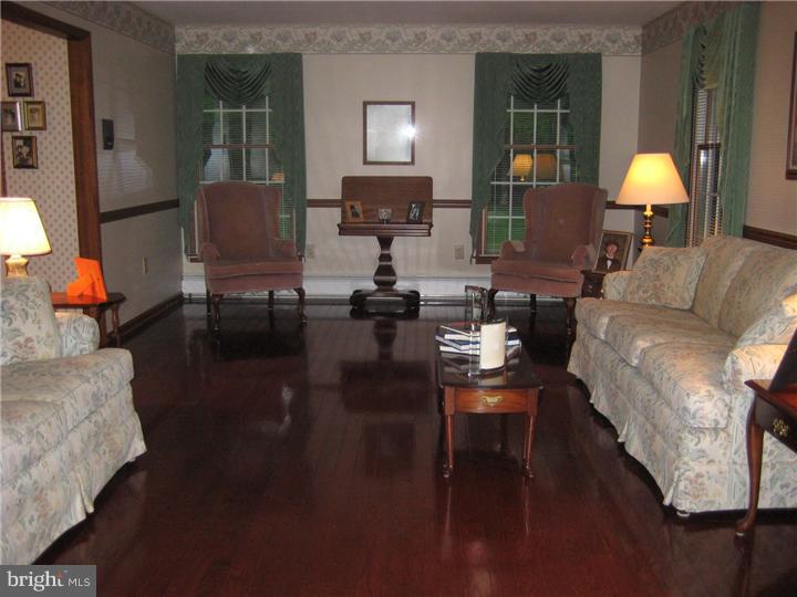 279 Forked Neck Road Shamong, NJ 08088 - Photo 3 of 23 Living Room