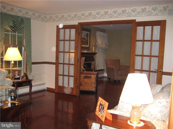279 Forked Neck Road Shamong, NJ 08088 - Photo 4 of 23 Living Room