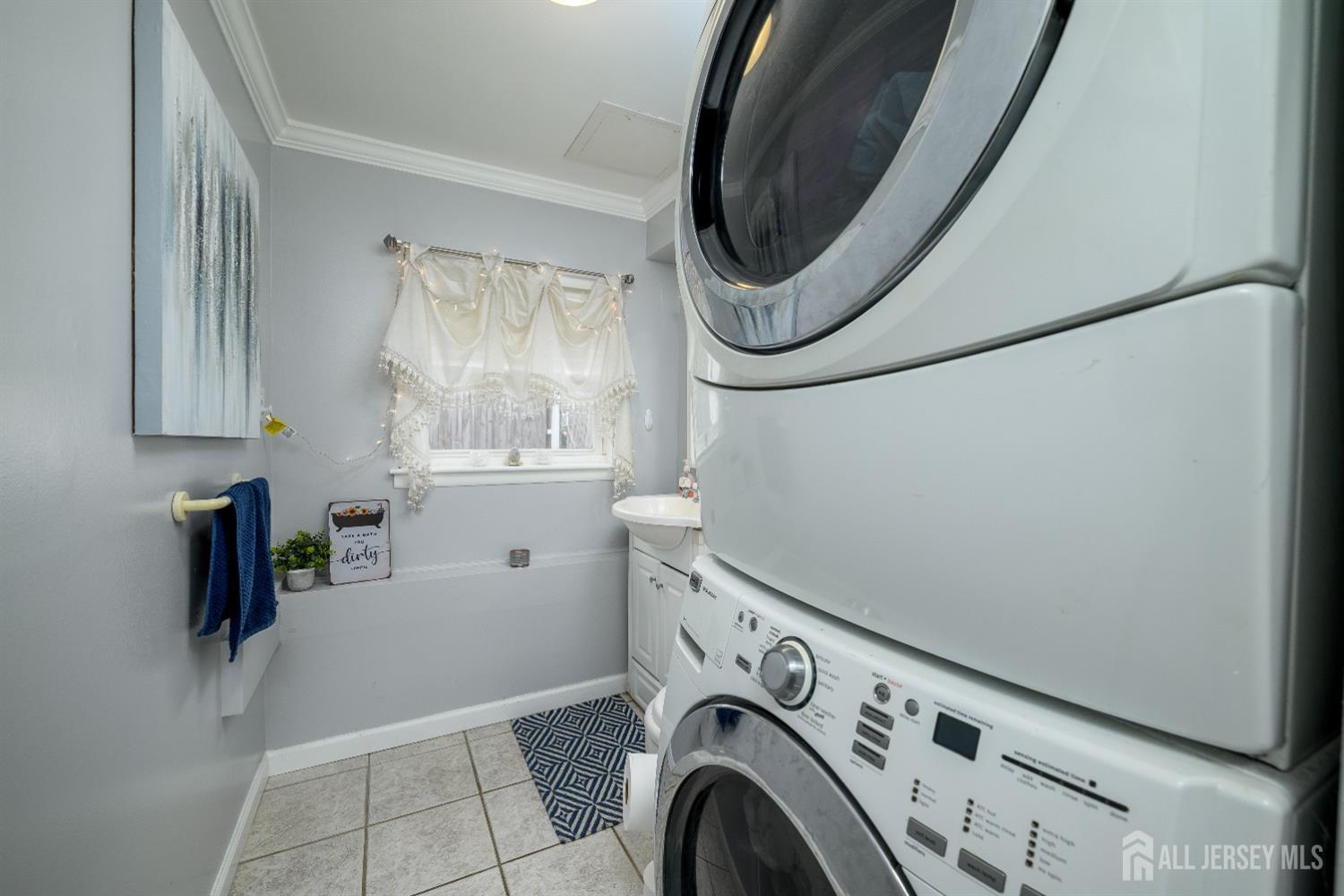 109 Hickory Road Colonia, NJ 07067 - Photo 26 of 34 a utility room with dryer and washer