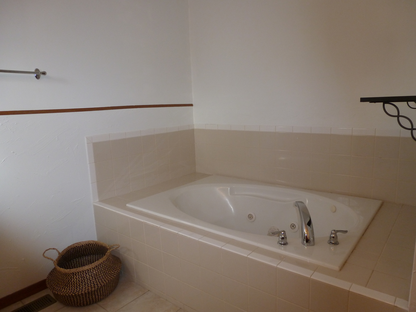 16212 Trumbull Avenue Markham, IL 60428 - Photo 18 of 36 a white bath tub and a shower
