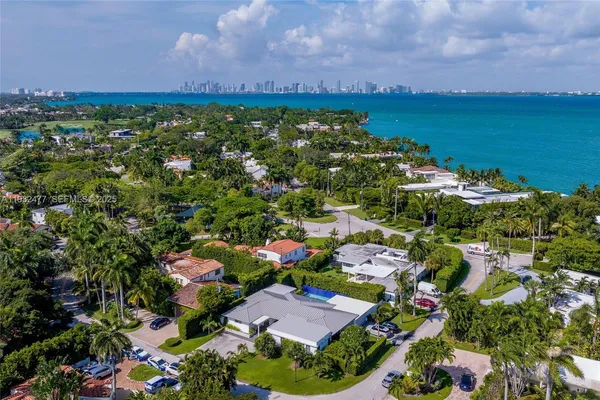 $5,450,000 | 6420 Pine Tree Dr Circle, Miami Beach, FL 33140