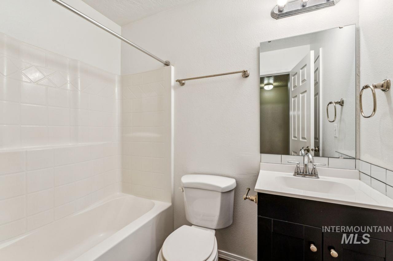 5410 Barkley Way Caldwell, ID 83607 - Photo 35 of 50 Full bath featuring vanity, bathtub / shower combination, and a textured wall