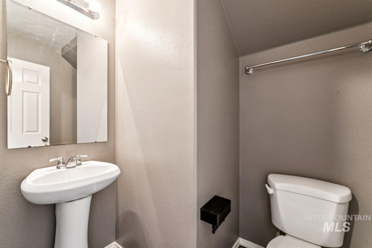 5410 Barkley Way Caldwell, ID 83607 - Photo 38 of 50 Half bathroom featuring a textured wall