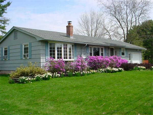26 Fomer Road Southampton, MA 01073 - Photo 2 of 29 a front view of a house with garden