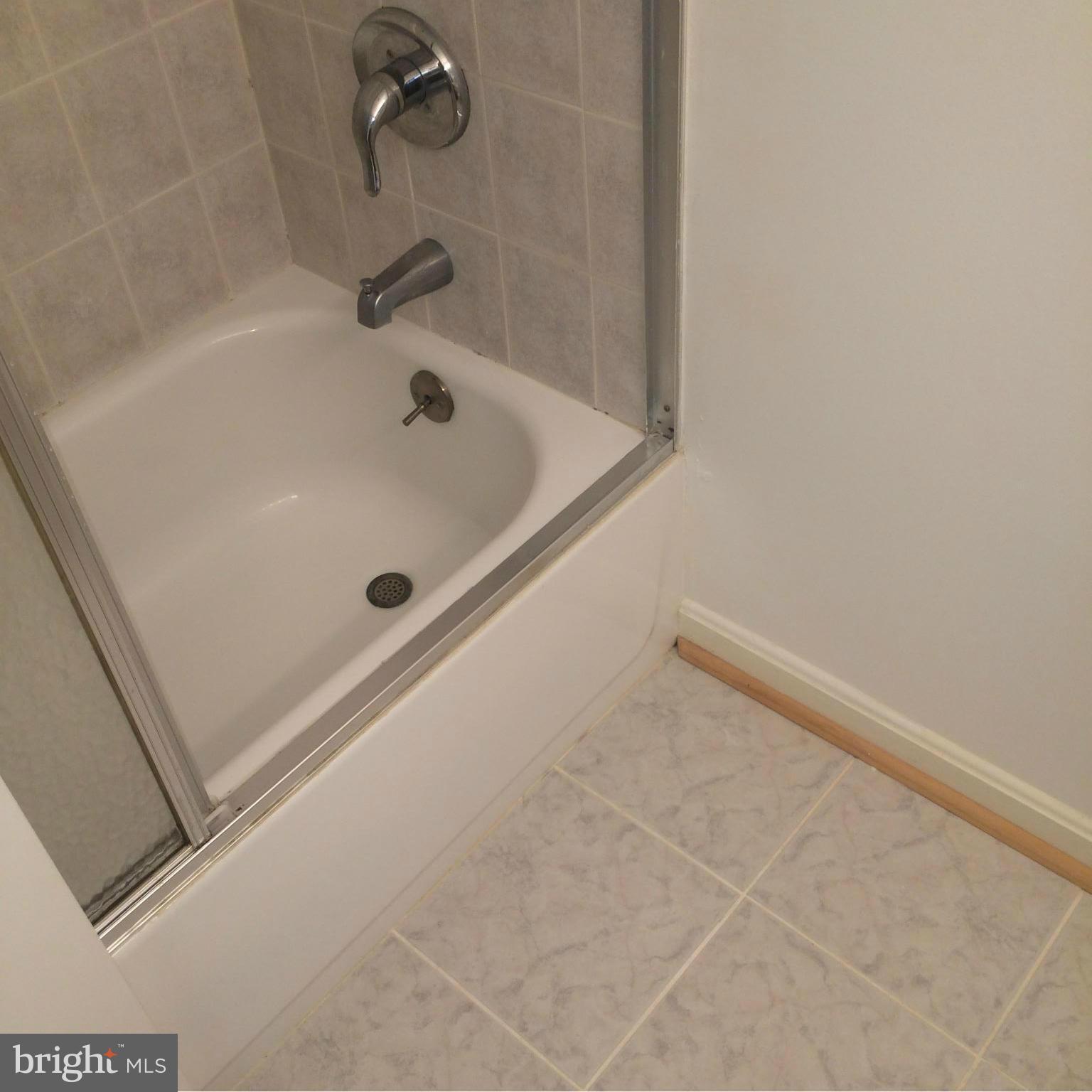14583 Golden Oak Road, Unit 14583 Centreville, VA 20121 - Photo 9 of 14 Bath