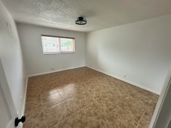 $1,500 | 715 Lori Drive, Unit 201, Palm Springs, FL 33461