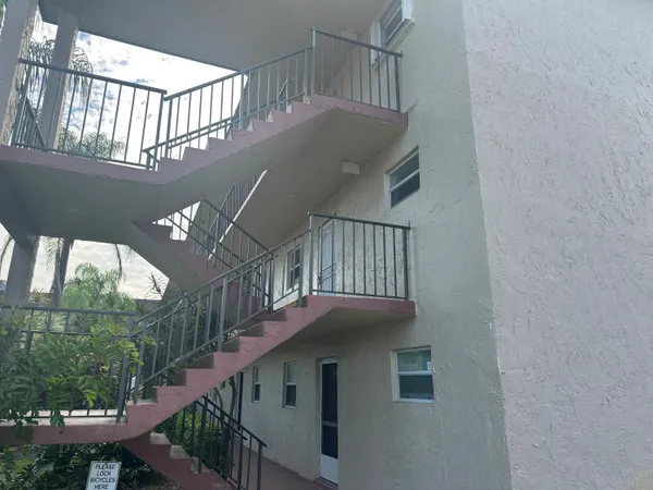$1,500 | 715 Lori Drive, Unit 201, Palm Springs, FL 33461