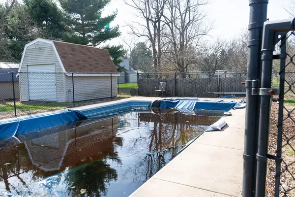 a view of a backyard