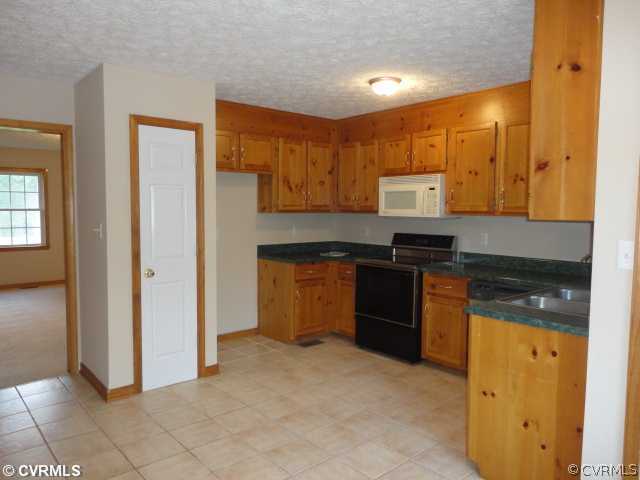 9305 Hunters Trail Road Petersburg, VA 23803 - Photo 3 of 15 Kitchen