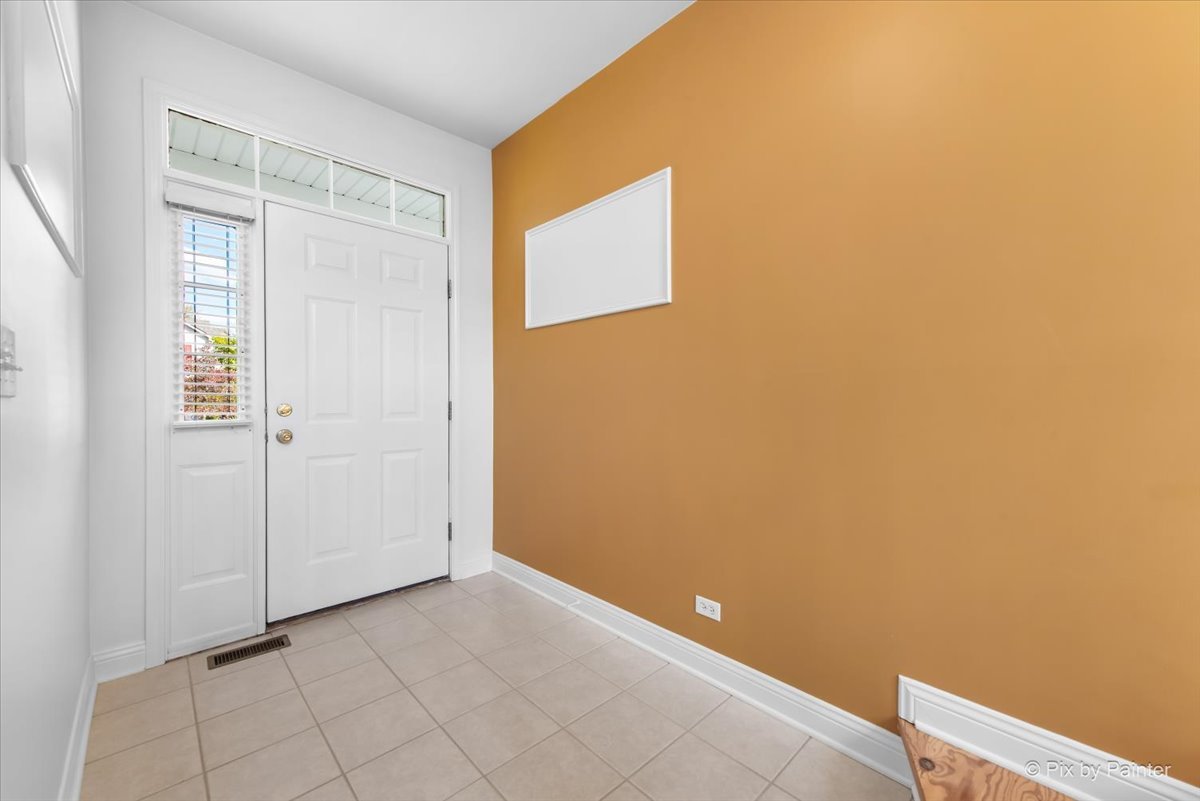 827 Riding Lane, Unit 827 St. Charles, IL 60174 - Photo 5 of 40 a view of an empty room