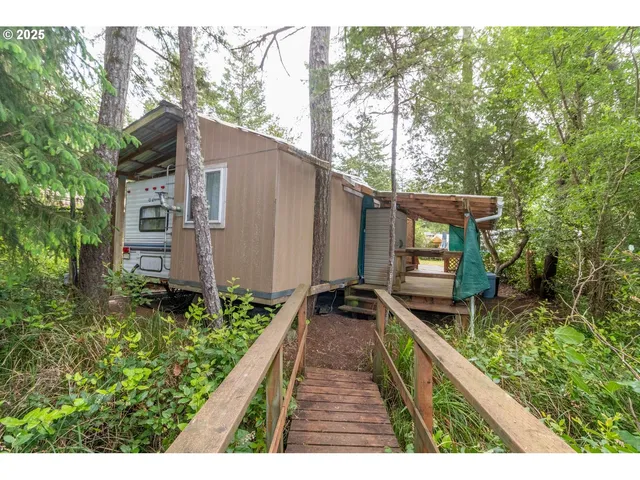 a view of a house with backyard