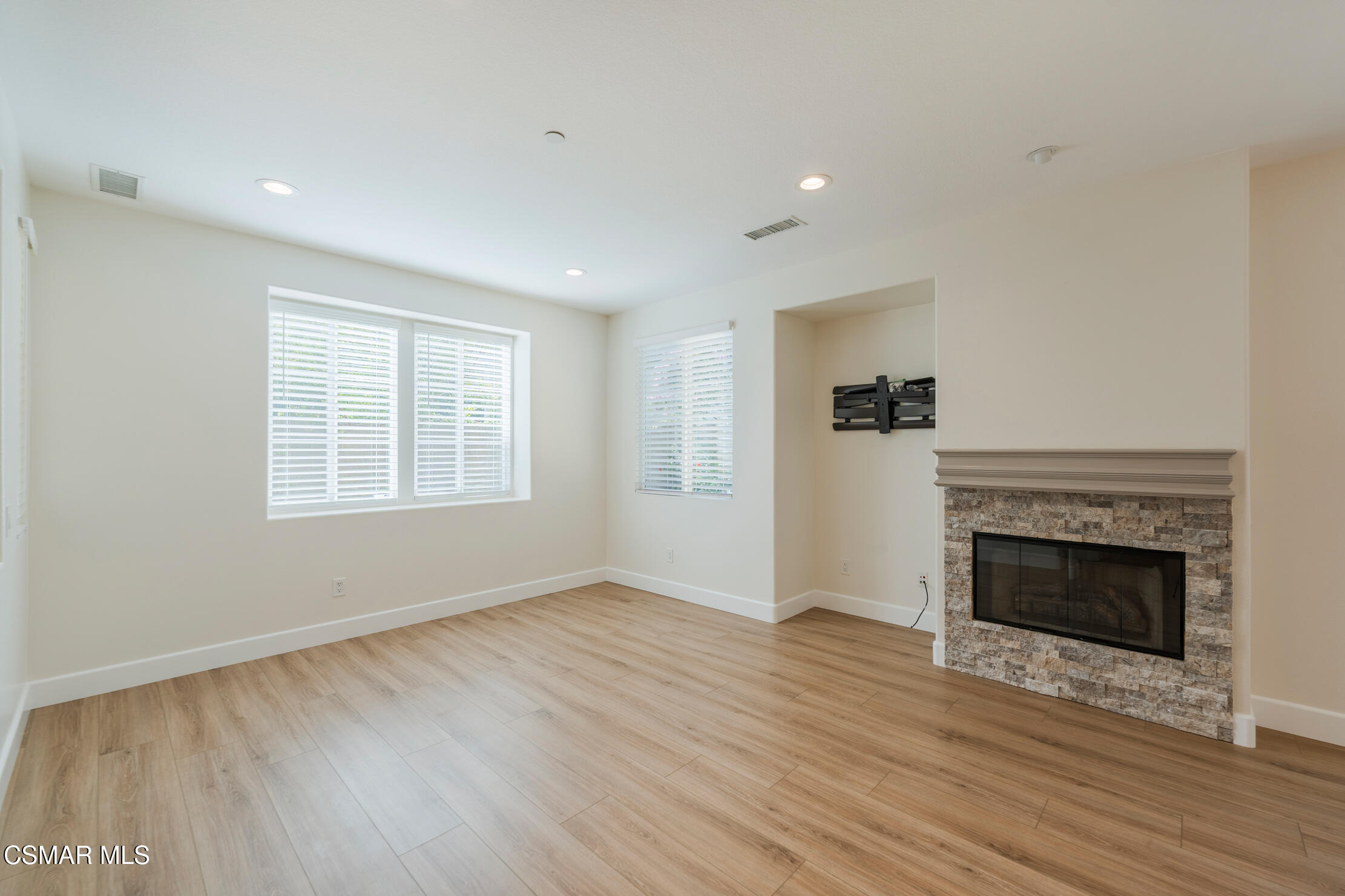 4117 Orontes Way, Unit B Simi Valley, CA 93063 - Photo 10 of 52 _A743370-HDR