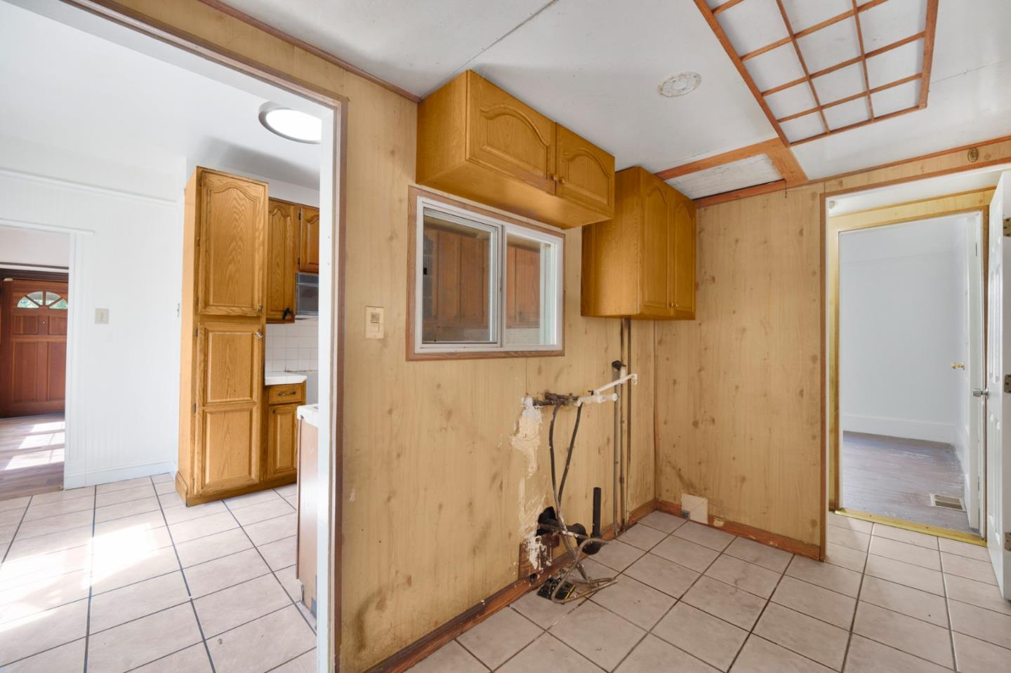 674 South 5th Street San Jose, CA 95112 - Photo 18 of 32 a view of an entryway with a livingroom