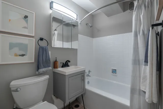 $3,100 | 5815 North Sheridan Road, Unit PH2, Chicago, IL 60660
