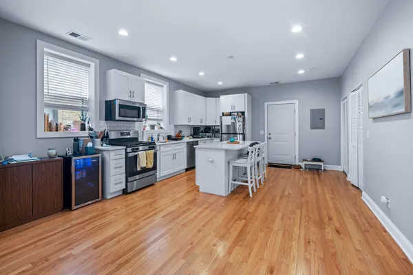 $4,000 | 612 West Stratford Place, Unit 2R, Chicago, IL 60657