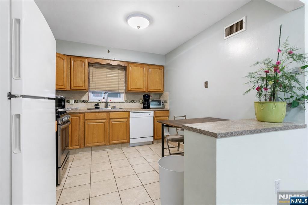 412 Walker Street Fairview, NJ 07022 - Photo 12 of 44