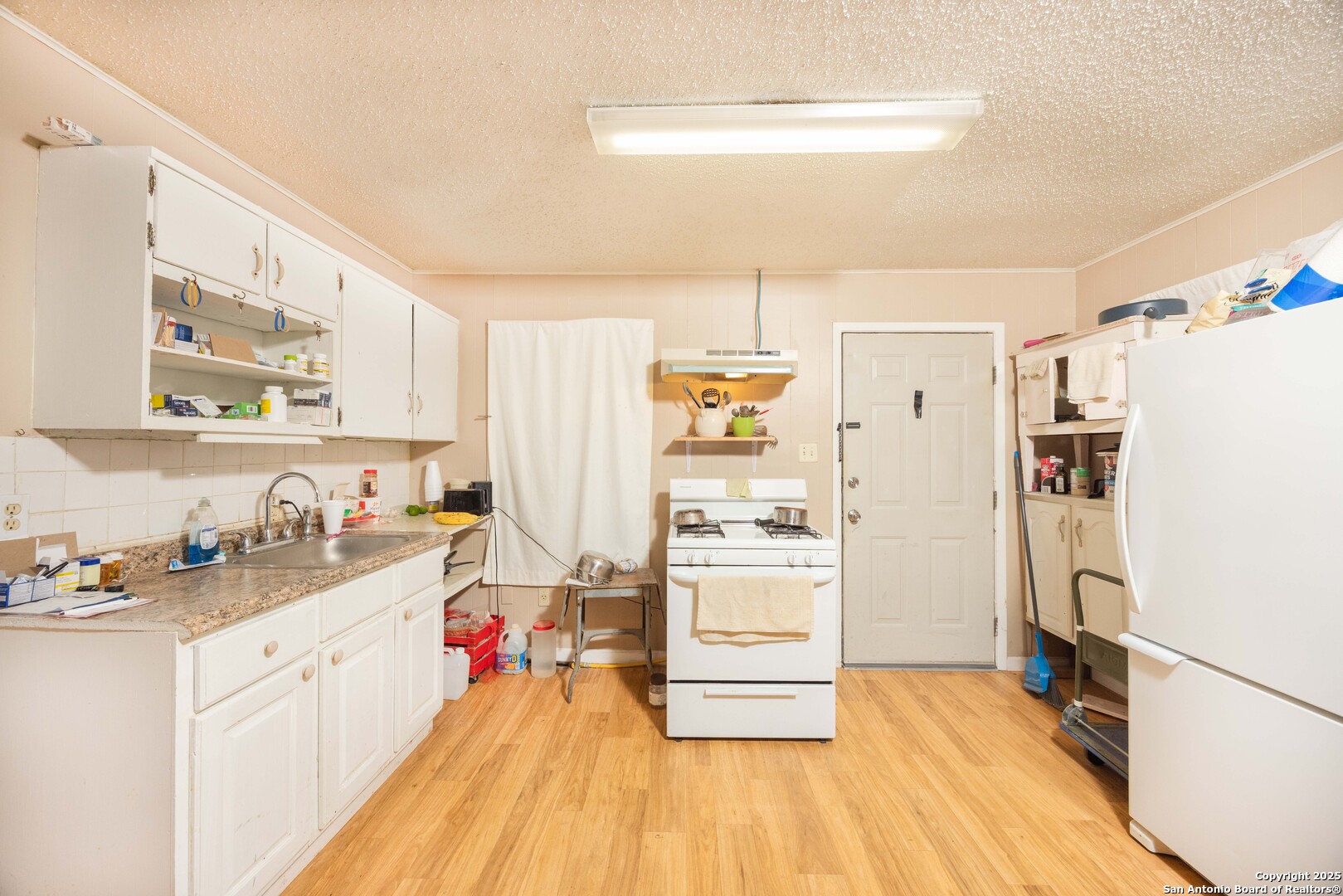 418 North Cedar Street Pearsall, TX 78061 - Photo 4 of 28