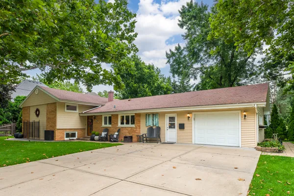 $730,000 | 220 East Hillside Road, Naperville, IL 60540