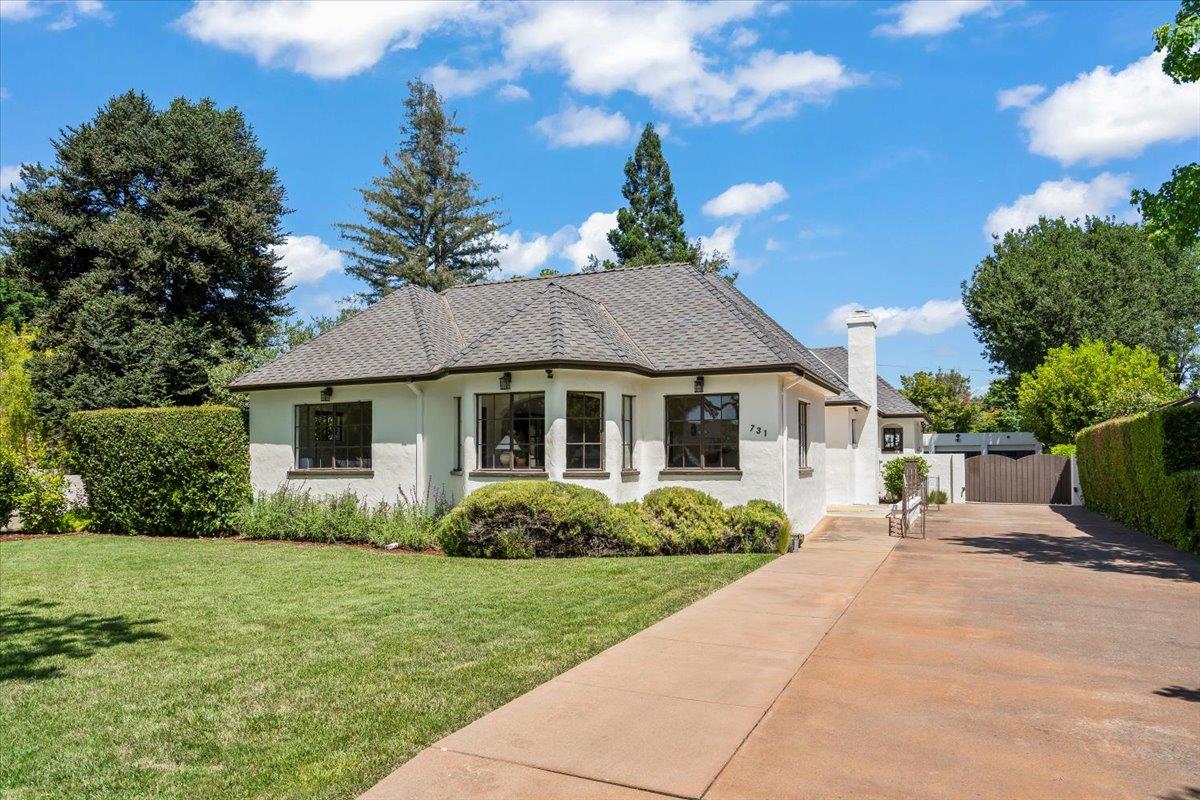 a view of a house with backyard and garden