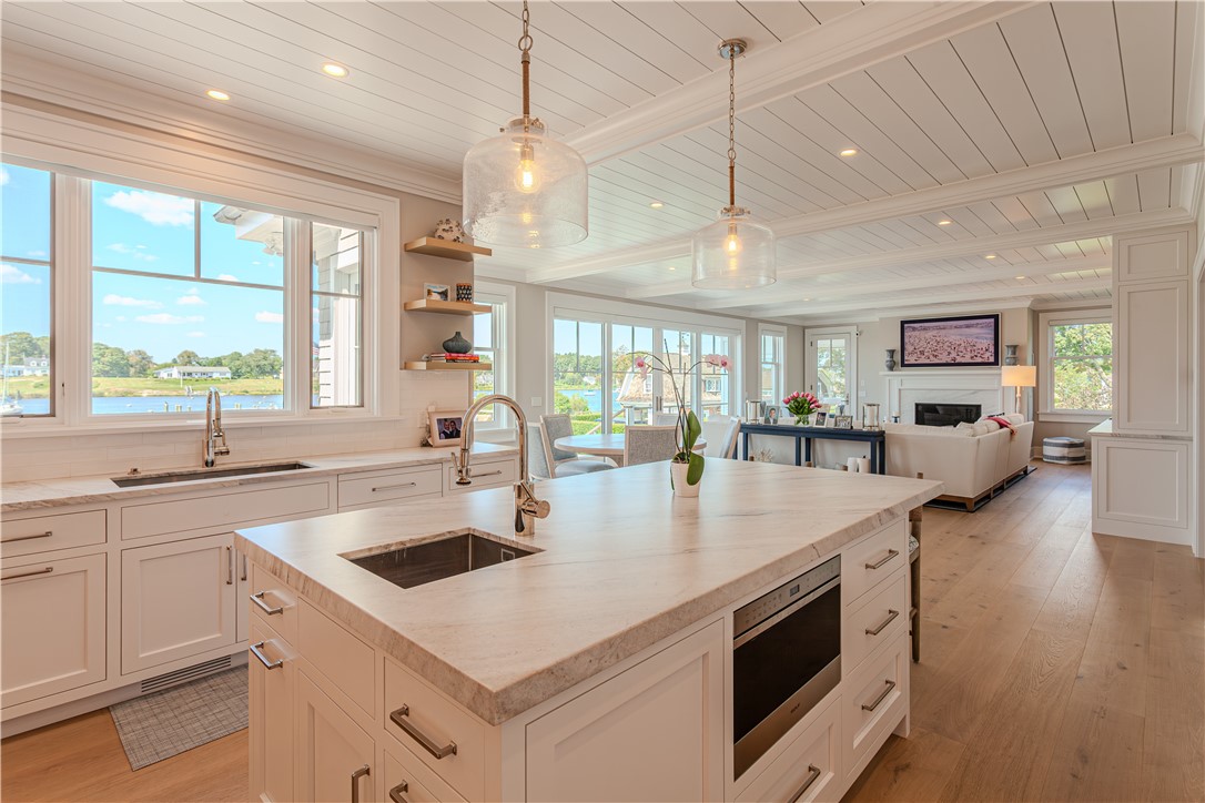 39 Avondale Road Westerly, RI 02891 - Photo 7 of 36