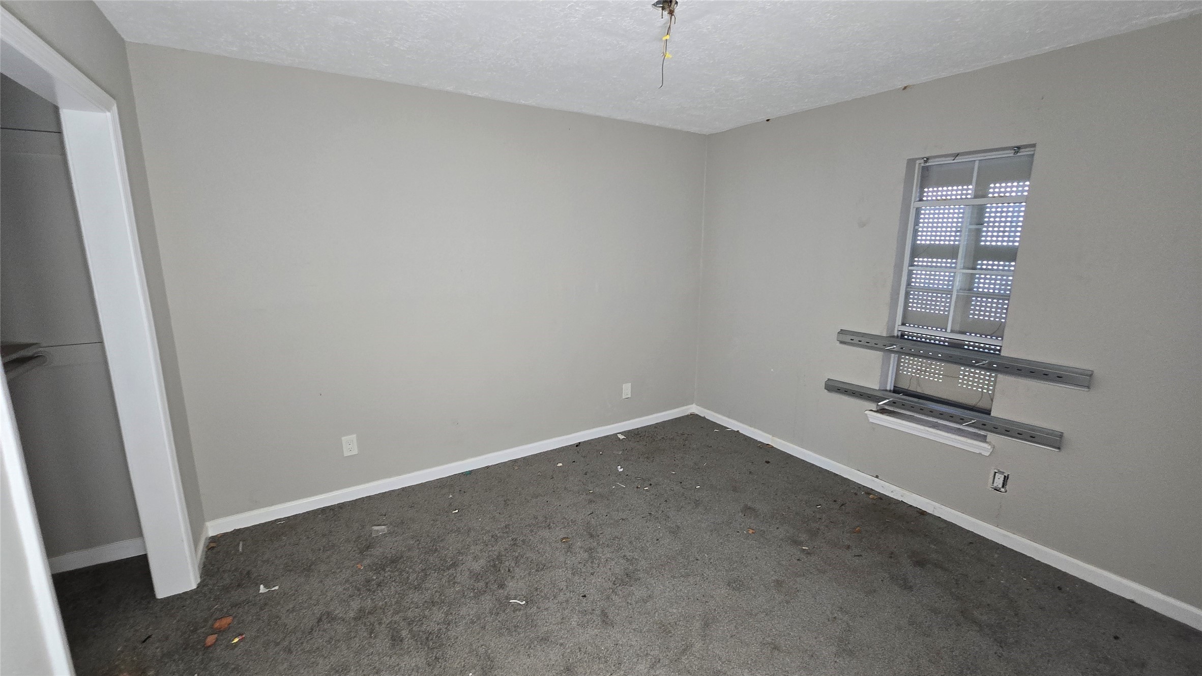6723 South Loop E Freeway, Unit 9 Houston, TX 77087 - Photo 11 of 50 an empty room with windows