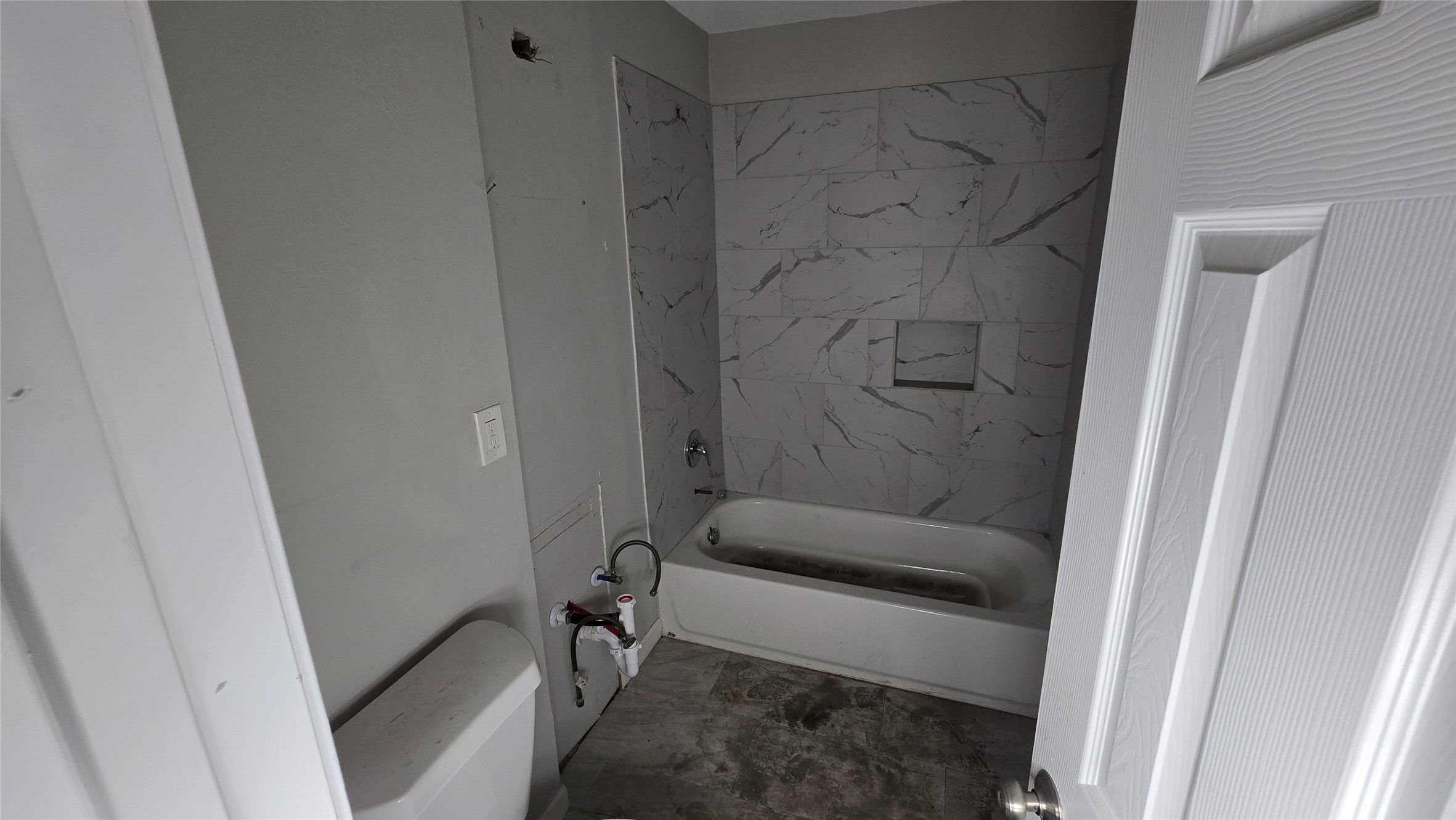 6723 South Loop E Freeway, Unit 9 Houston, TX 77087 - Photo 15 of 50 a bathroom with a tub and a shower