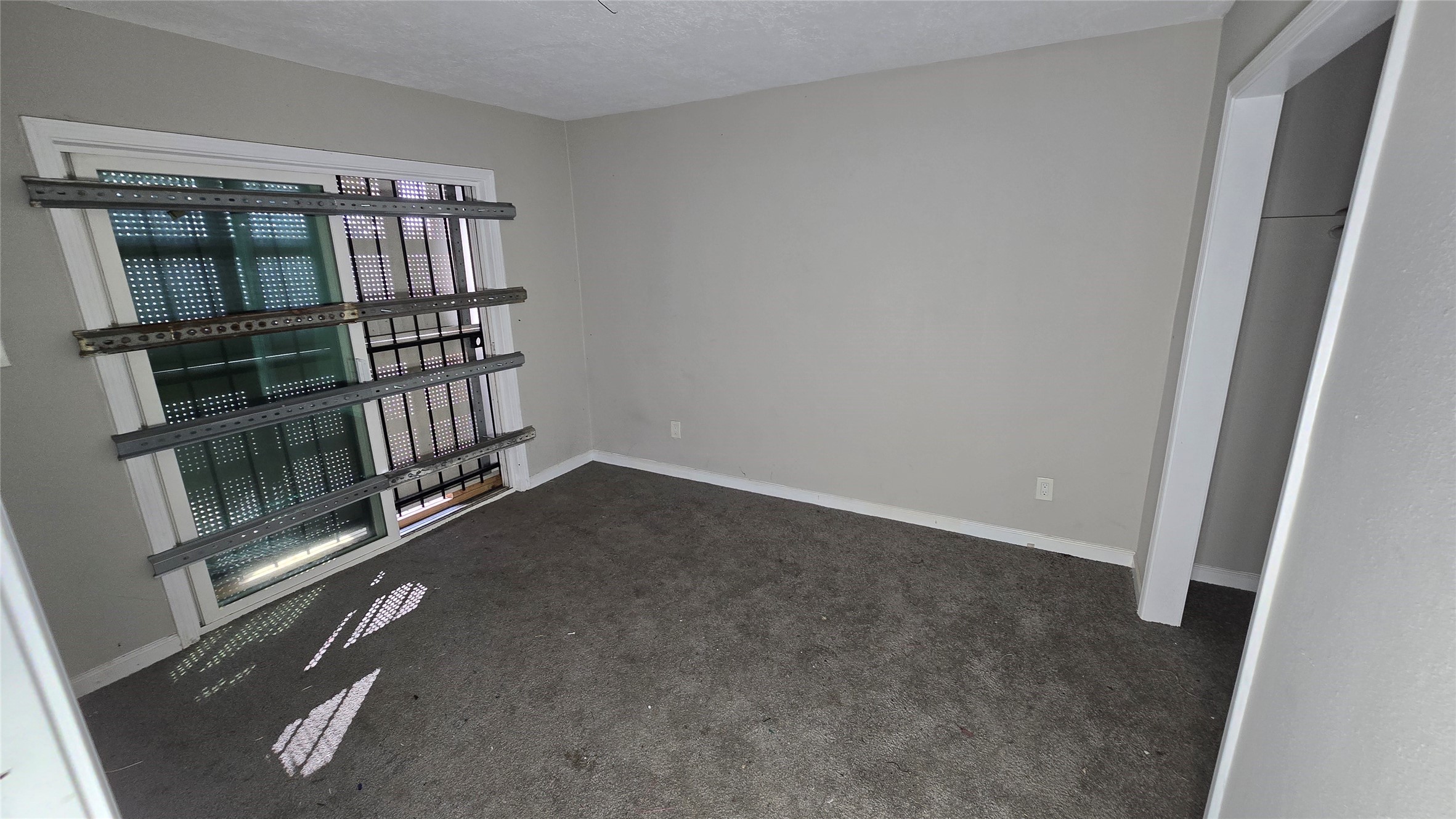 6723 South Loop E Freeway, Unit 9 Houston, TX 77087 - Photo 16 of 50 an empty room with staircase