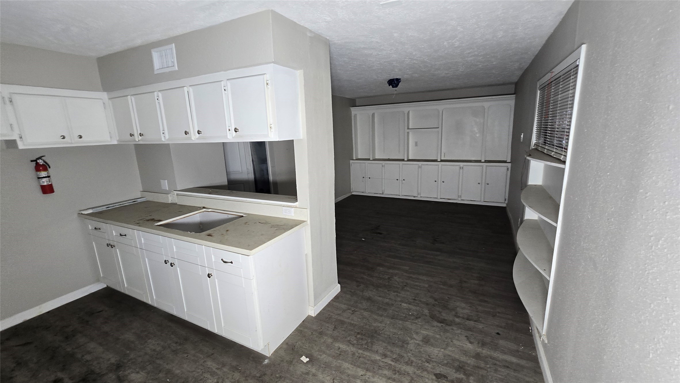 6723 South Loop E Freeway, Unit 9 Houston, TX 77087 - Photo 19 of 50 a kitchen with a stove and a refrigerator